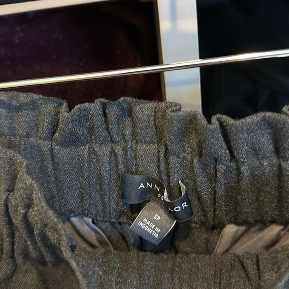 Ann Taylor gray 4 pocket ruffled elastic waistband cropped pants size SP NWT - Picture 2 of 3